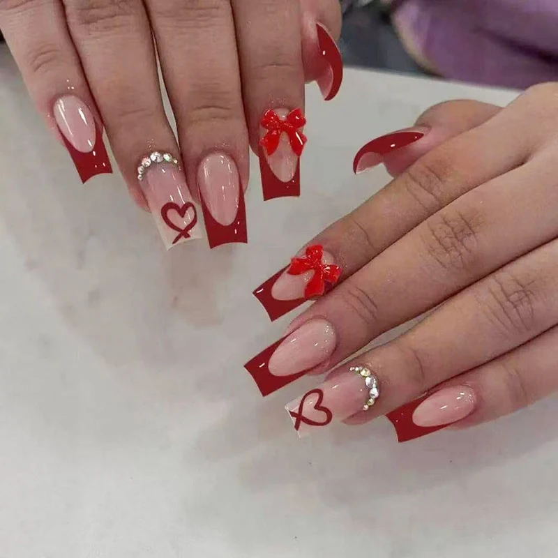 Künstlerisches Press-On Nagelset mit Herz- und Schleifenmotiven