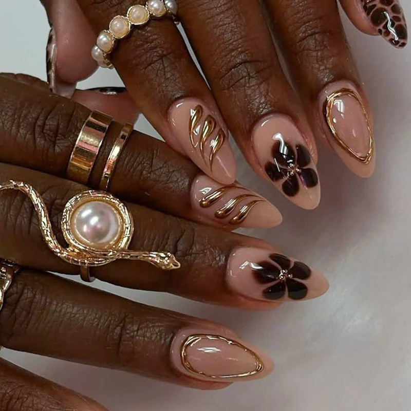 Künstlerisches Press-On-Nagelset mit floralen und goldenen Akzenten