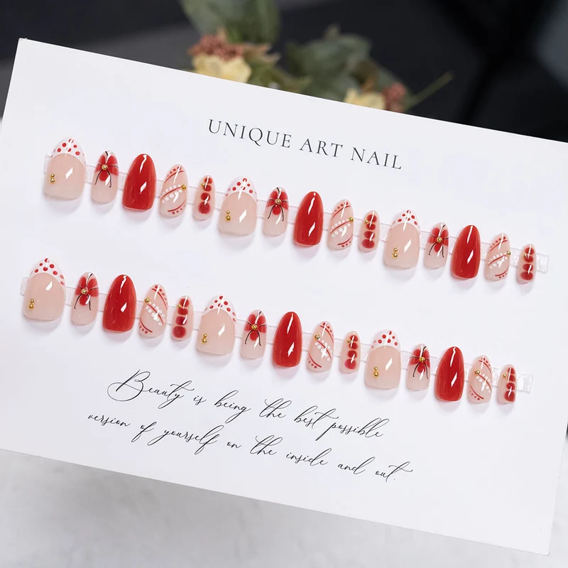 Künstlerisches Press-On-Nagelset mit floralen und geometrischen Mustern