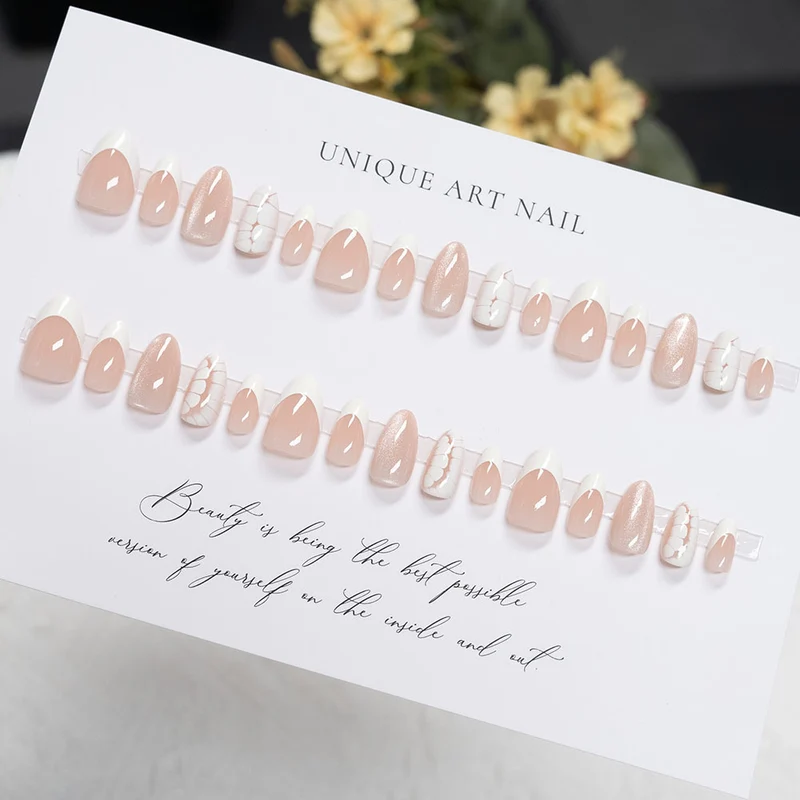 Künstlerisches Press-On-Nagel-Set mit eleganten französischen Tipps und Glitzerakzenten