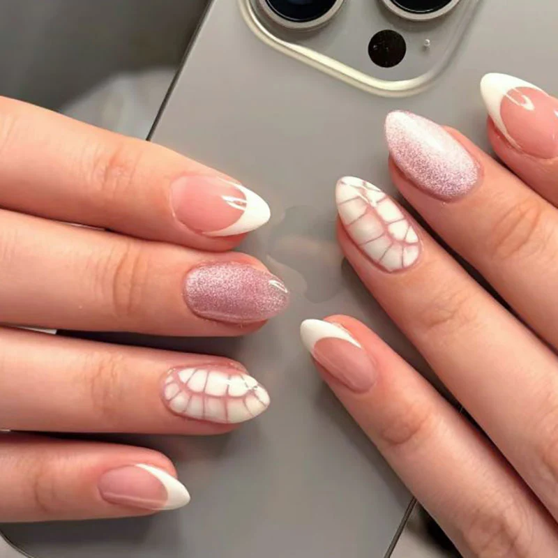 Künstlerisches Press-On-Nagel-Set mit eleganten französischen Tipps und Glitzerakzenten