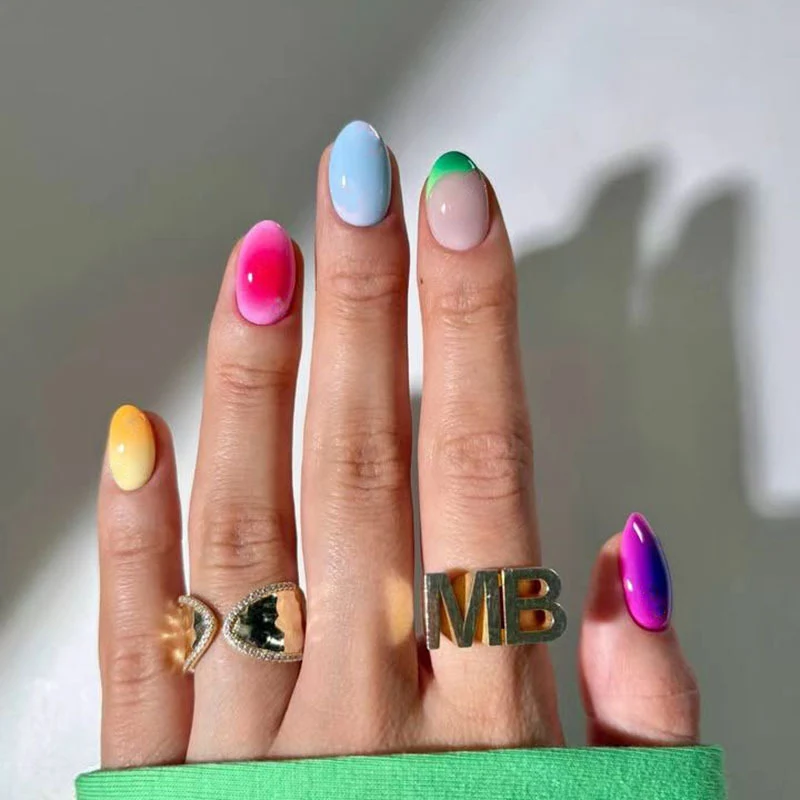 Kreative Multi-Gradient Press-On Nagelkunst