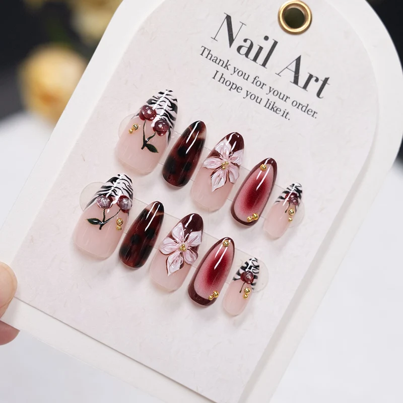 Künstlerische Stiletto-Press-On-Nägel mit floralen und abstrakten Designs