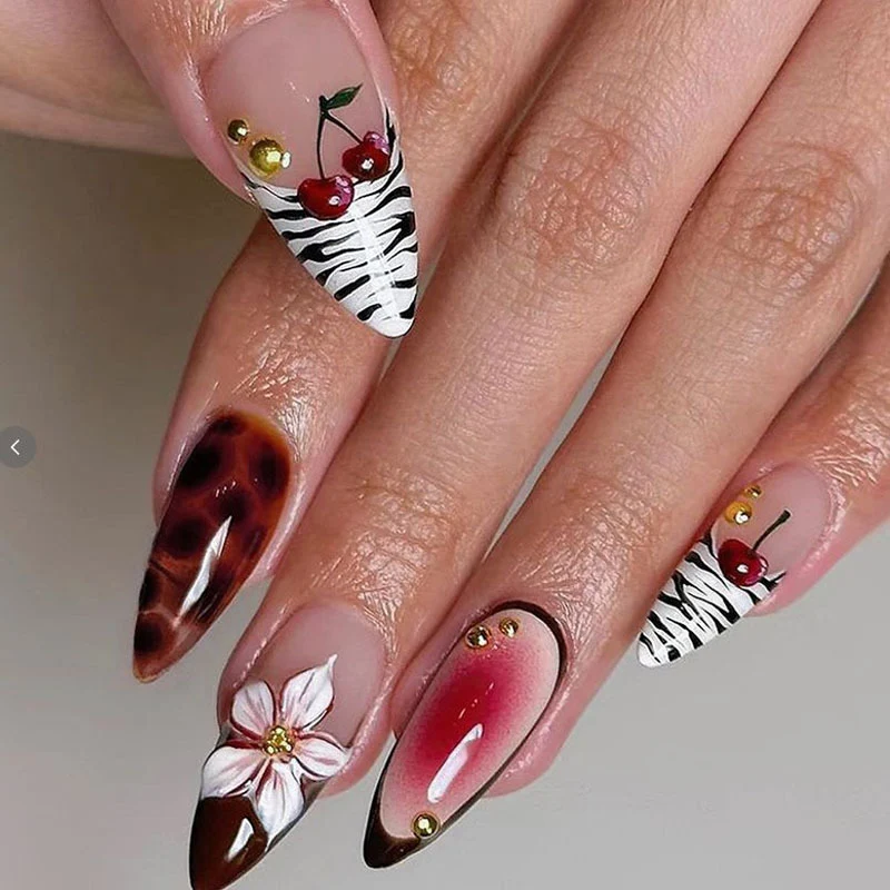 Künstlerische Stiletto-Press-On-Nägel mit floralen und abstrakten Designs