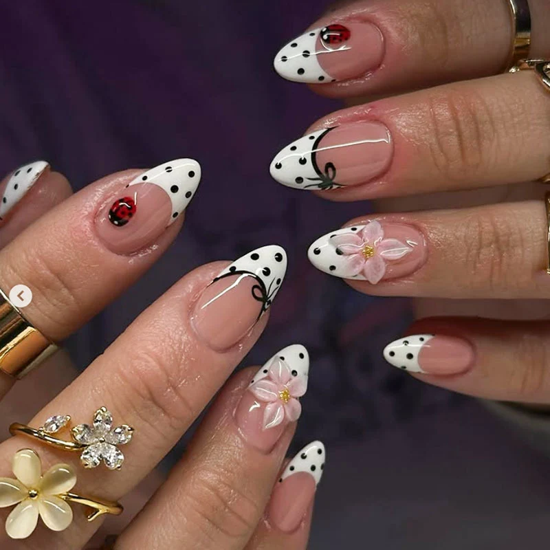 Künstlerische Stiletto Press-On Nägel mit floralen Akzenten