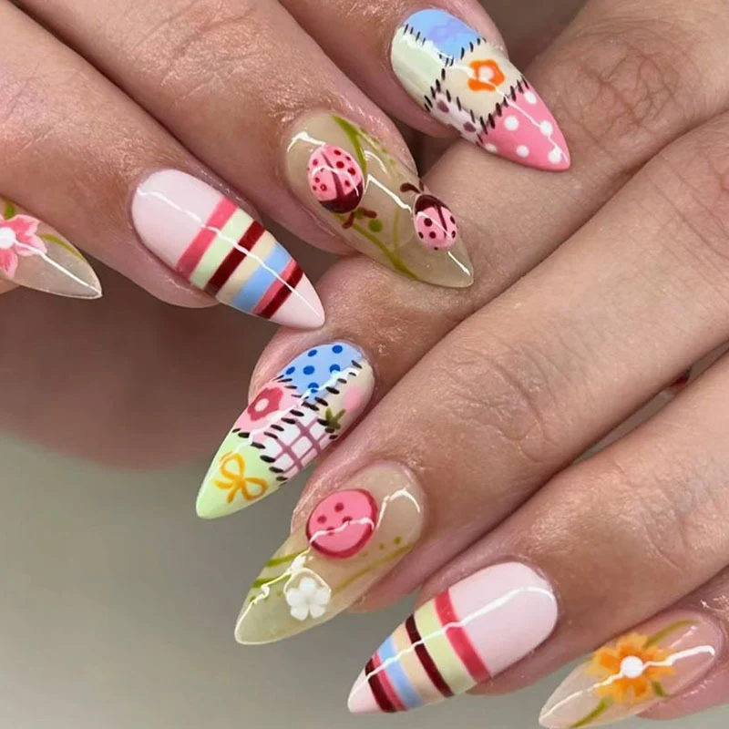 Künstlerisches Stiletto Press-On Nagelset mit floralen Akzenten