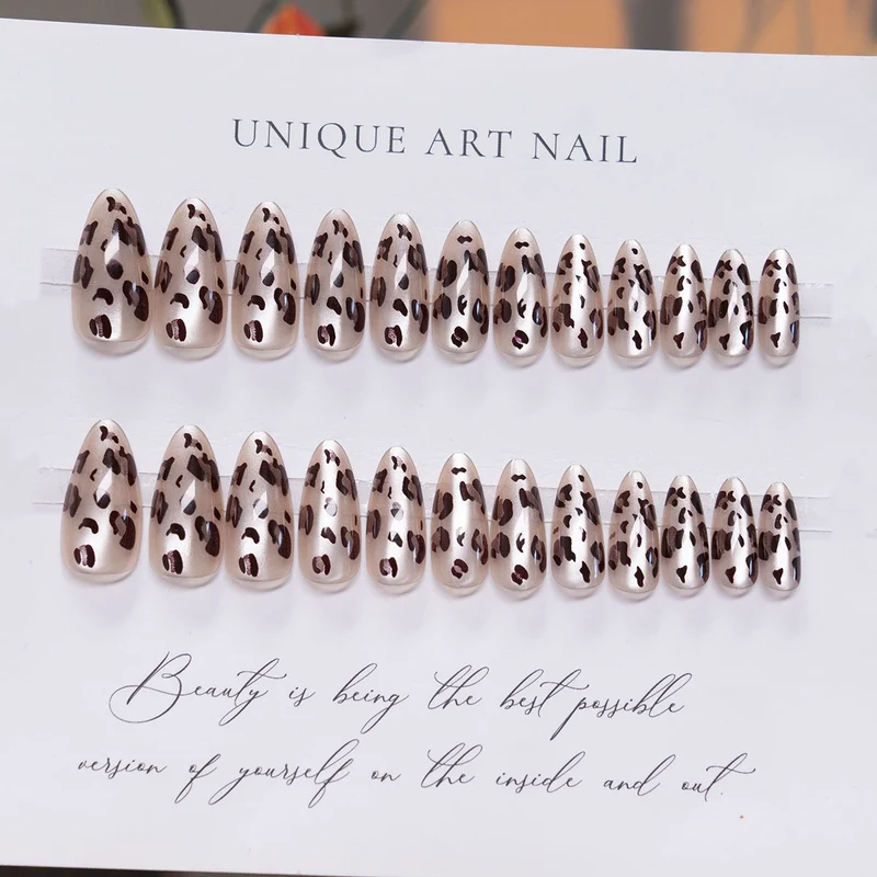 Künstlerisches Stiletto Press-On Nageldesign mit Leopardenmuster