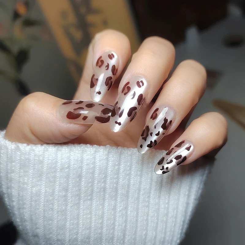 Künstlerisches Stiletto Press-On Nageldesign mit Leopardenmuster