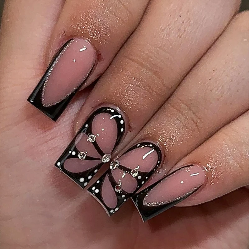 Künstlerische Druck-Nägel mit Strass-Akzenten