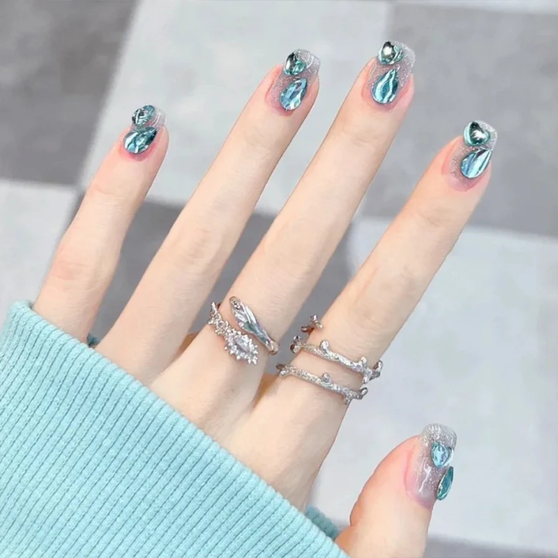 Künstlerisches Press-On-Nagelset mit eleganten Verzierungen