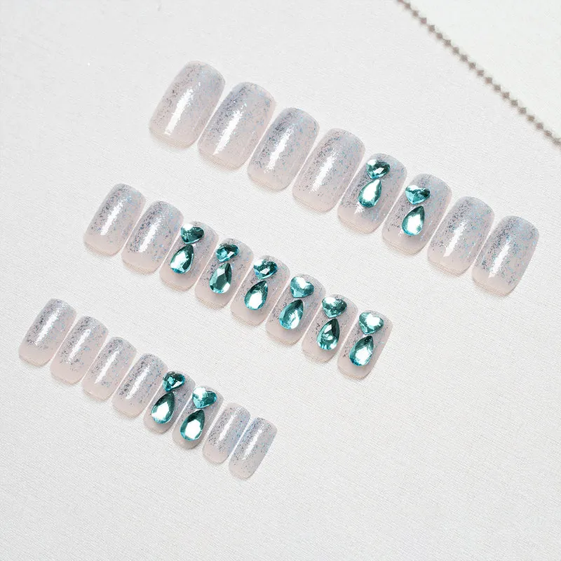 Künstlerisches Press-On-Nagelset mit eleganten Verzierungen