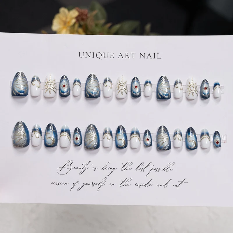 Künstlerisches Press-On-Nagelset mit dekorativen Designs
