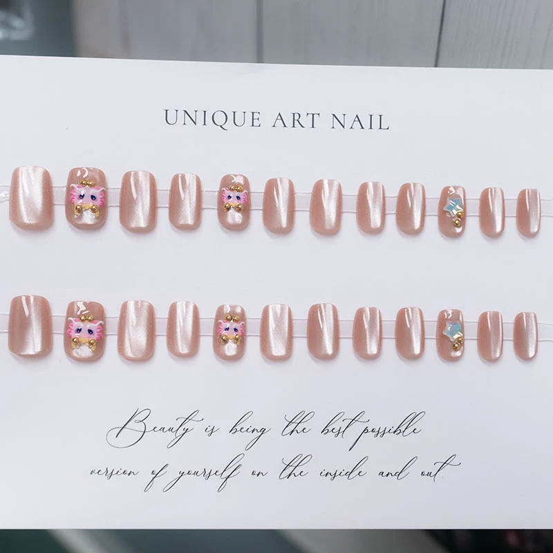 Künstlerisches Press-On-Nagelset mit individuellen Designs