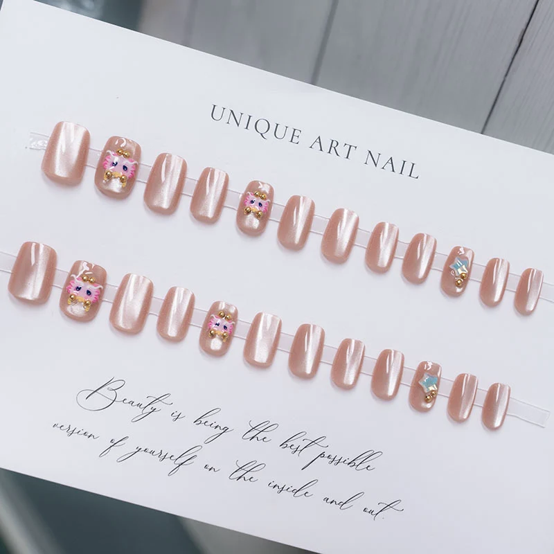 Künstlerisches Press-On-Nagelset mit individuellen Designs