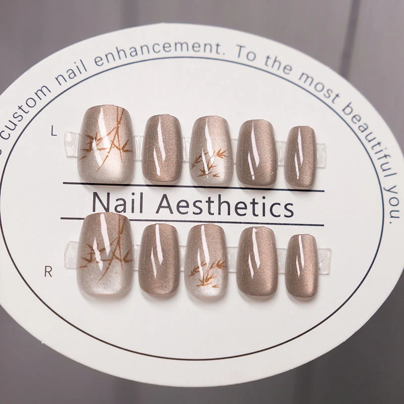 Künstlerische Press-On Nagelverzierungen