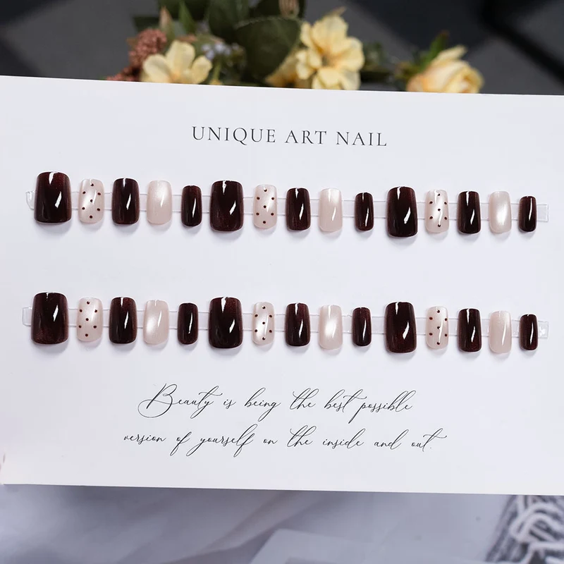 Künstlerisches Press-On-Nageldesign
