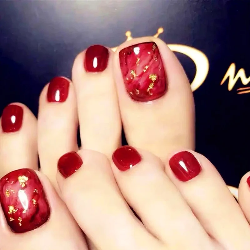 Künstlerische Nagelkunst mit goldenen Akzenten