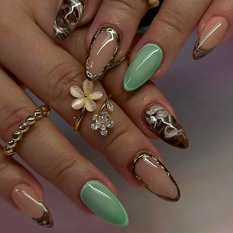 Künstlerische Lange-Stiletto-Nagelverlängerungen