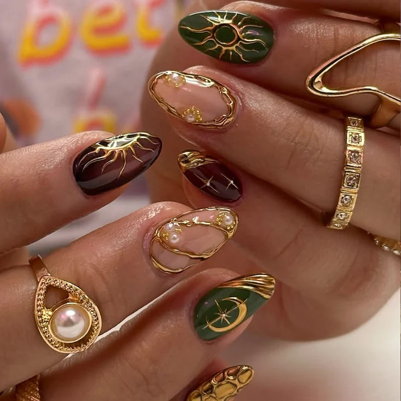 Künstlerisch goldverzierte Nagelkunst