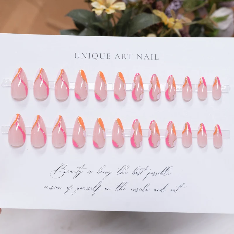 Künstlerisch glitzerndes Stiletto-Nageldesign