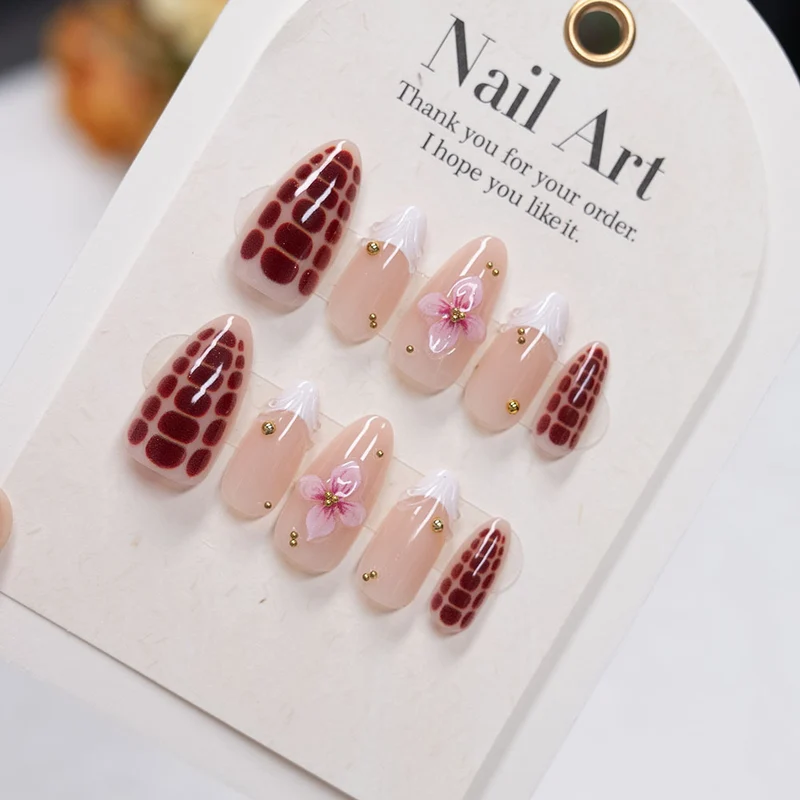 Künstlerische Blumendruck-Nagelkunst