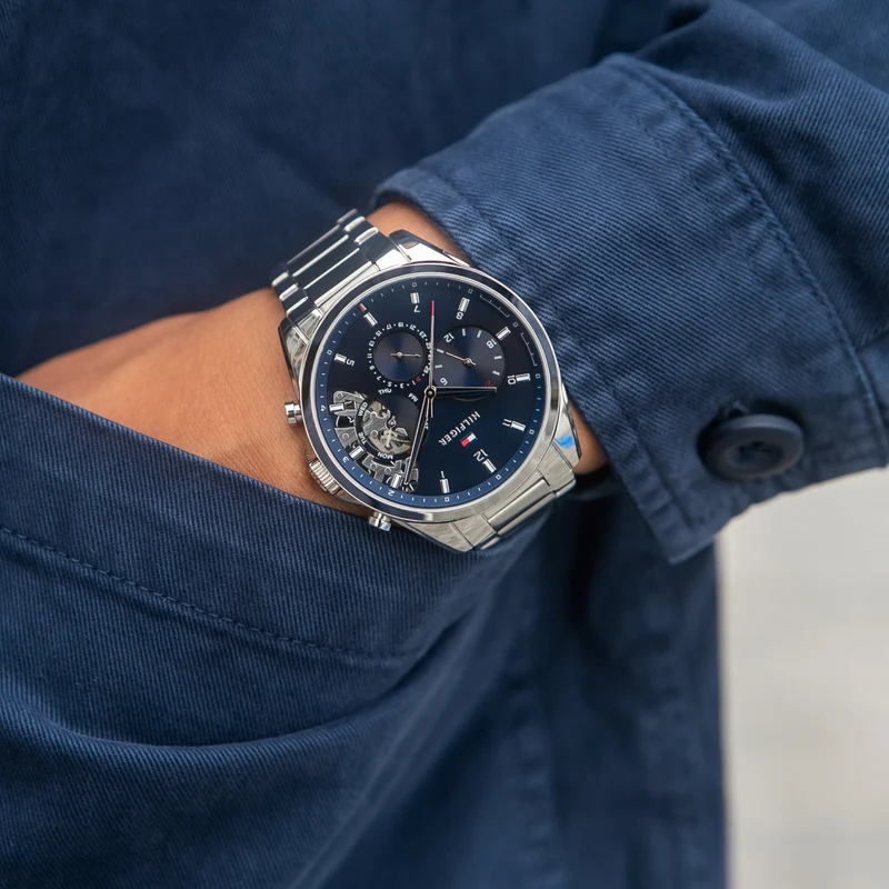 Tommy Hilfiger Baker 1710448 Herren • Chronographen-Optik mit Open Heart • 5 ATM Wasserdicht