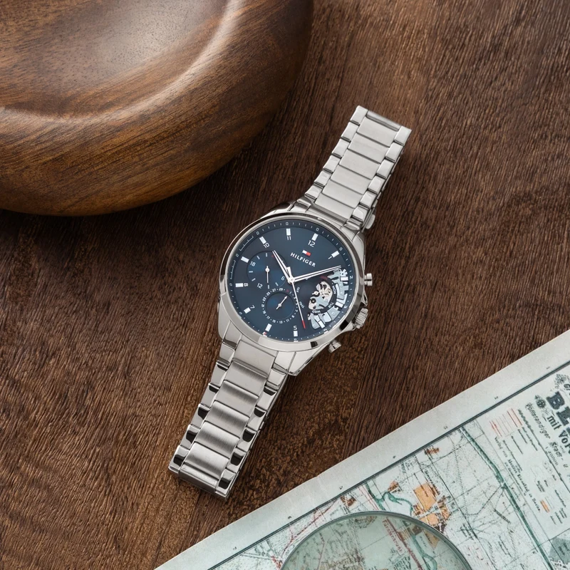 Tommy Hilfiger Baker 1710448 Herren • Chronographen-Optik mit Open Heart • 5 ATM Wasserdicht