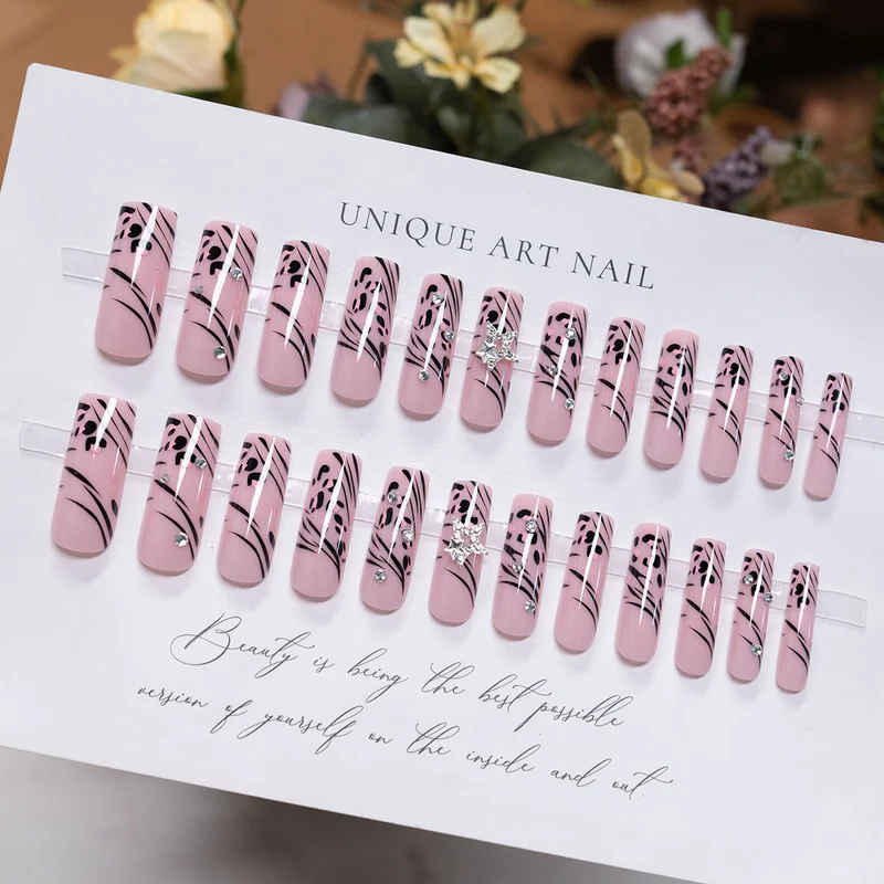 Künstlerisches Design Press-On Nägel mit Glitterakzenten