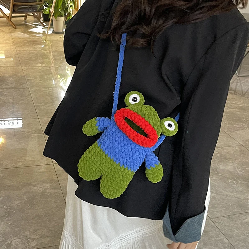 Süßer froschförmiger gehäkelter Mini-Rucksack