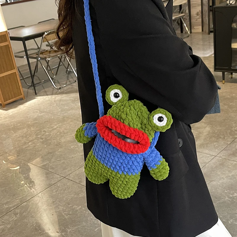 Süßer froschförmiger gehäkelter Mini-Rucksack