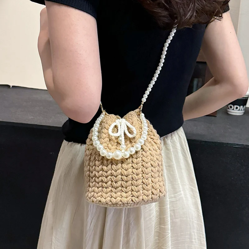 Stylische gestrickte Bucket-Handtasche