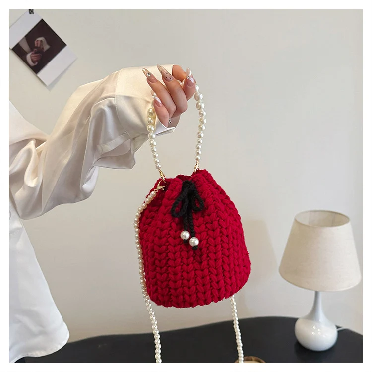 Stylische gestrickte Bucket-Handtasche