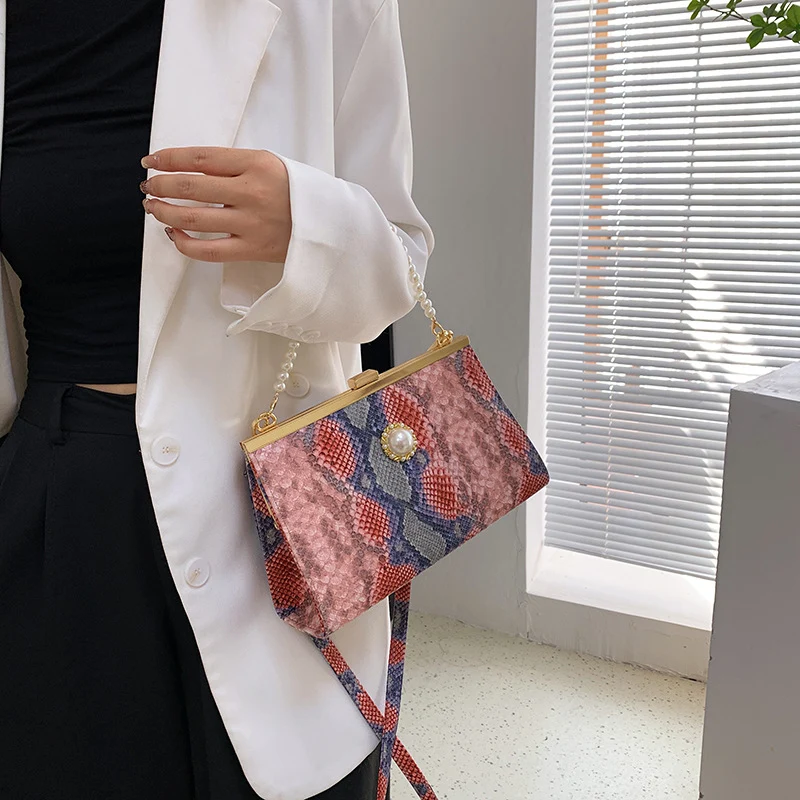 Elegante perlbesetzte Schlangenhaut-Clutch Tasche