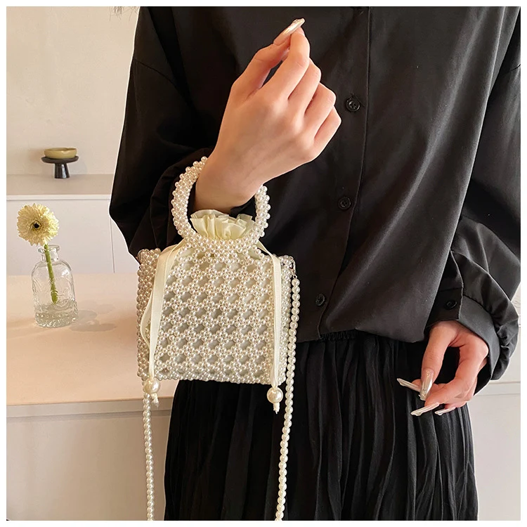 Elegante perlenverzierte Handtasche