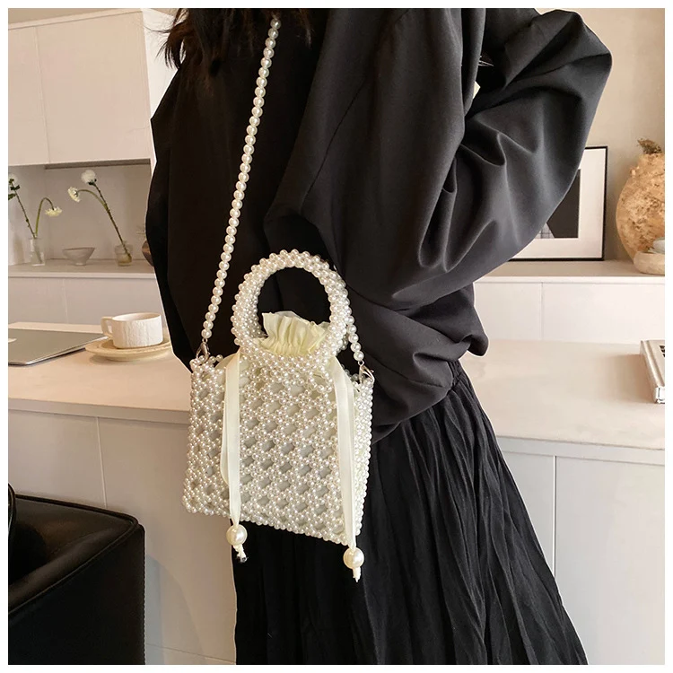 Elegante perlenverzierte Handtasche