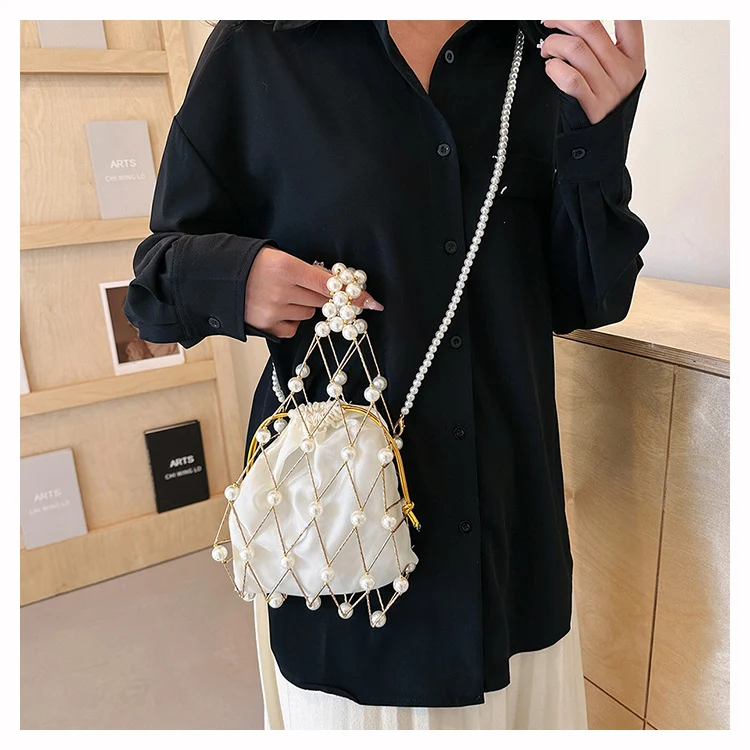 Elegante perlenverzierte Zugtasche