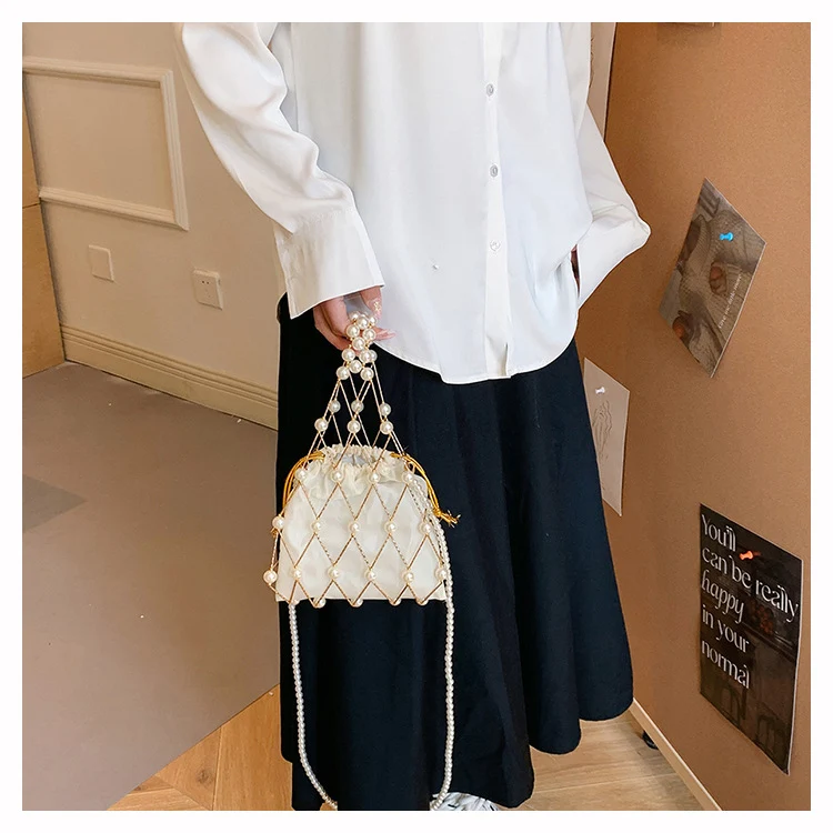Elegante perlenverzierte Zugtasche