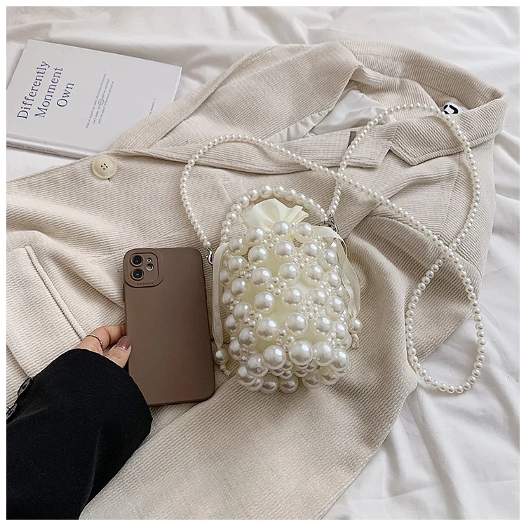Perlenverzierte Mini-Tasche