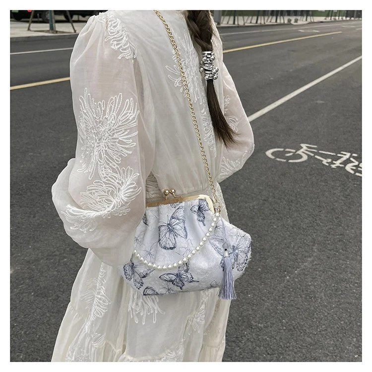 Elegante Clutch mit floralem Motiv
