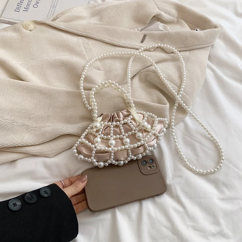 Perlenverzierte Abend-Clutch