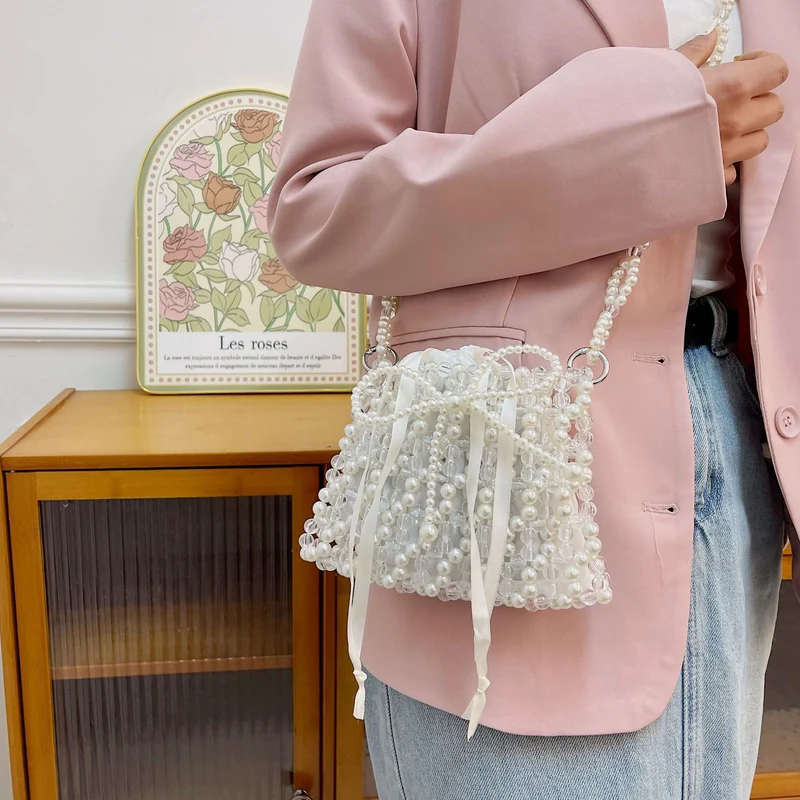 Perlenverzierte Zugband-Abendhandtasche