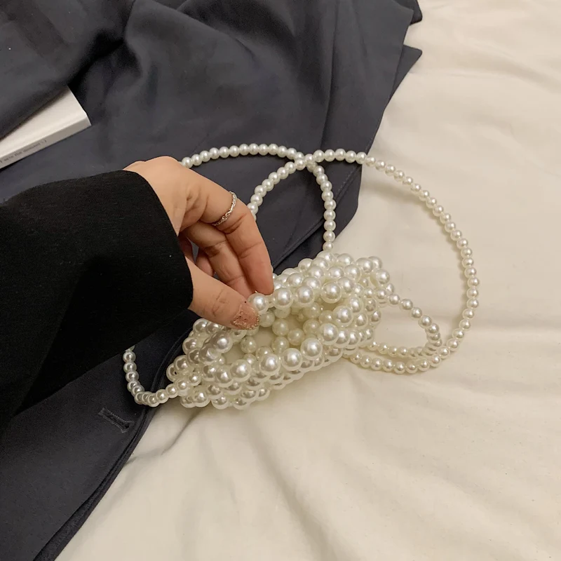Perlenverzierte Abendclutch