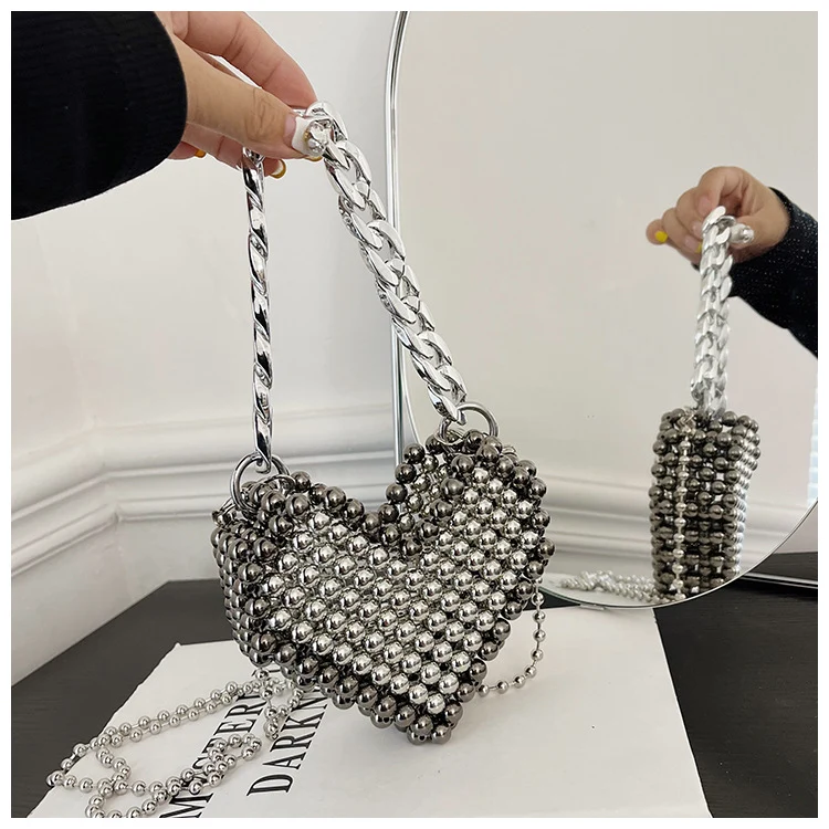 Herzförmige Perlen-Abend-Clutch