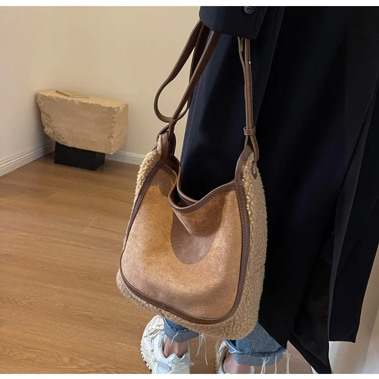 Suede Umhängetasche