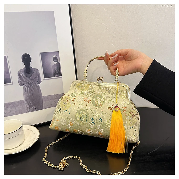 Floral gestickte Abend-Clutch