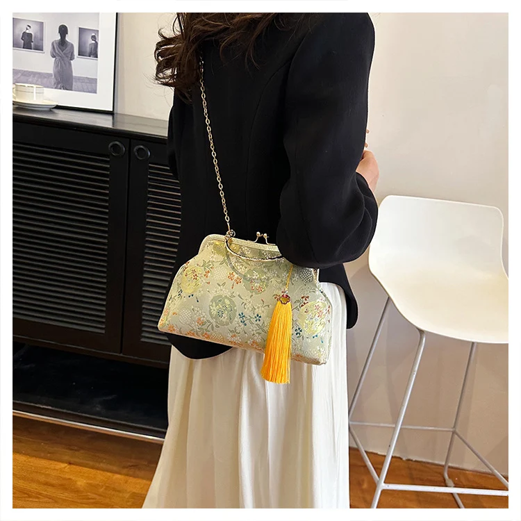 Floral gestickte Abend-Clutch