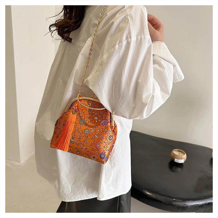 Blumenbestickte Clutch
