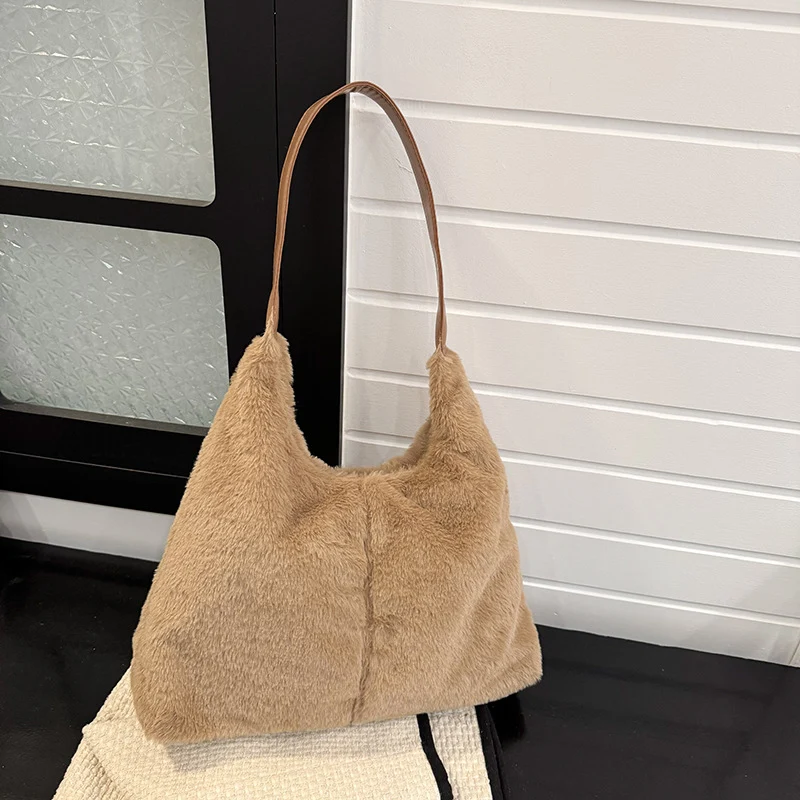 Luxuriöse Faux-Fur Schultertasche
