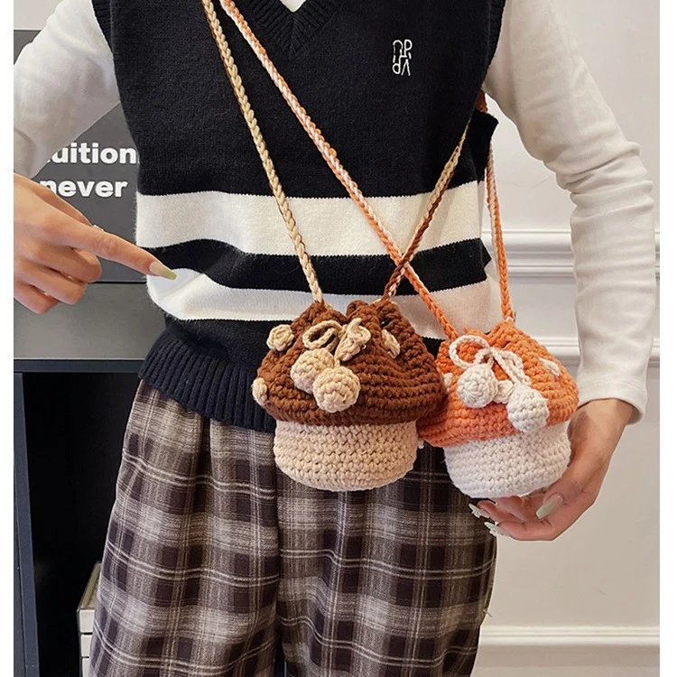 Niedlicher gehäkelter Mini-Rucksack mit Eichel-Thema