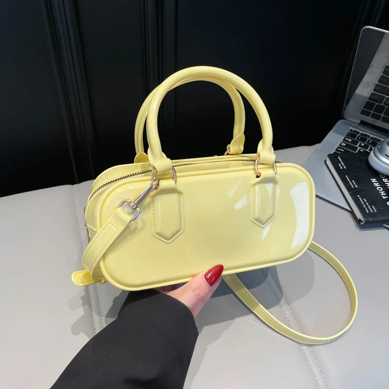 Glänzende patentierte Lederhandtasche